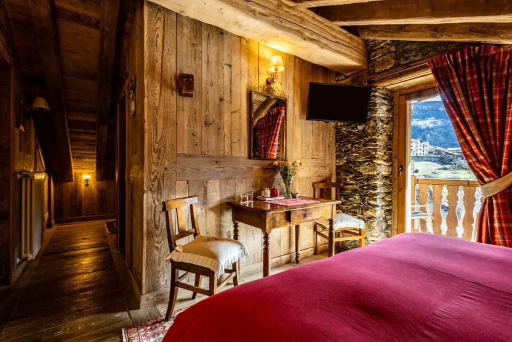 Double/Twin Room with Balcony — La Luge D’Antan Maison d’Hôtes & SPA