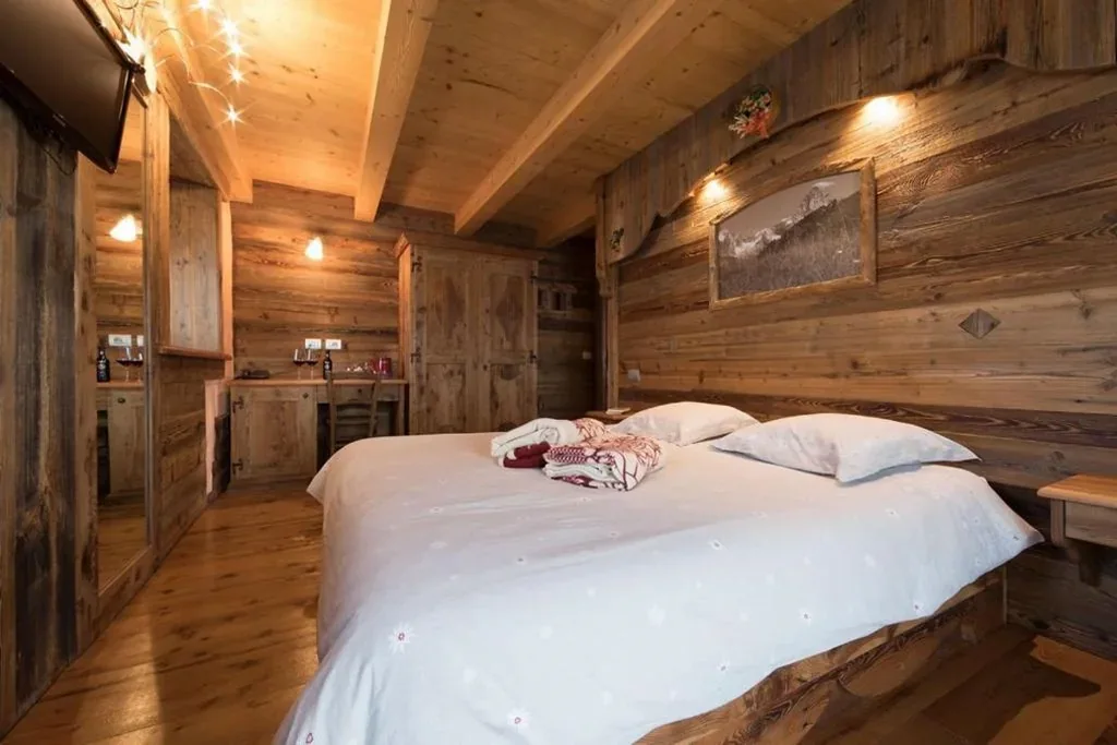 Double/Twin Room with Private Bathroom — La Luge