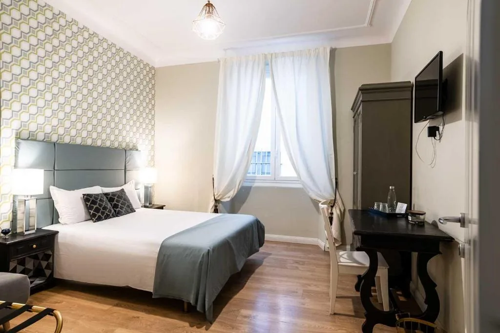 Camera Matrimoniale/Doppia con Letti Singoli con Bagno Privato Esterno — La Piazzetta Rooms & Apartments