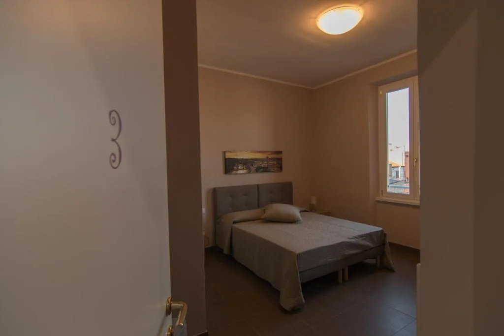 Camera Matrimoniale/Doppia con Letti Singoli con Bagno Privato — La Terrazza di Evelina Guest House