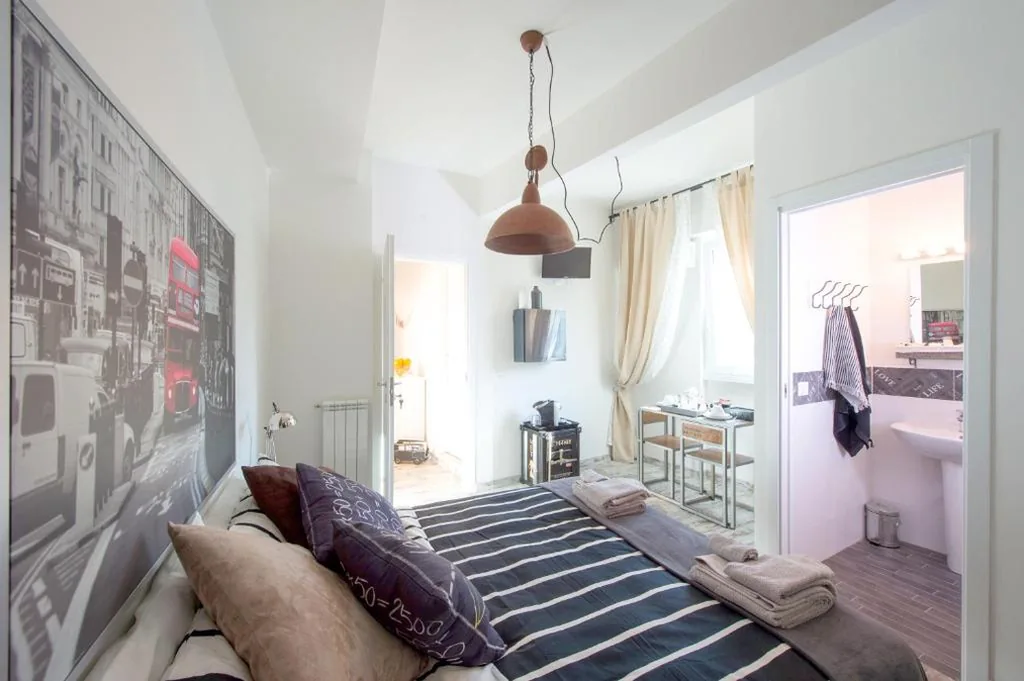Camera Matrimoniale/Doppia con Letti Singoli con Bagno Privato — Letto e Latte Roma Guest House