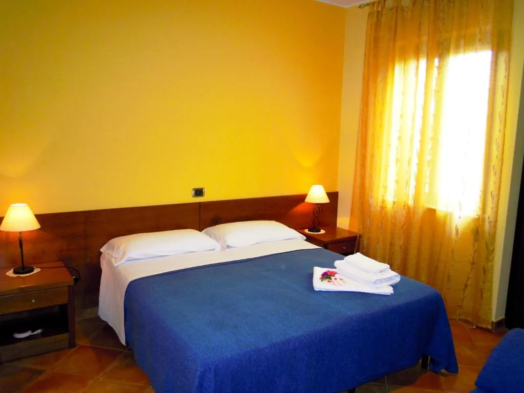 Double/Twin Room with Private Bathroom — Loremar