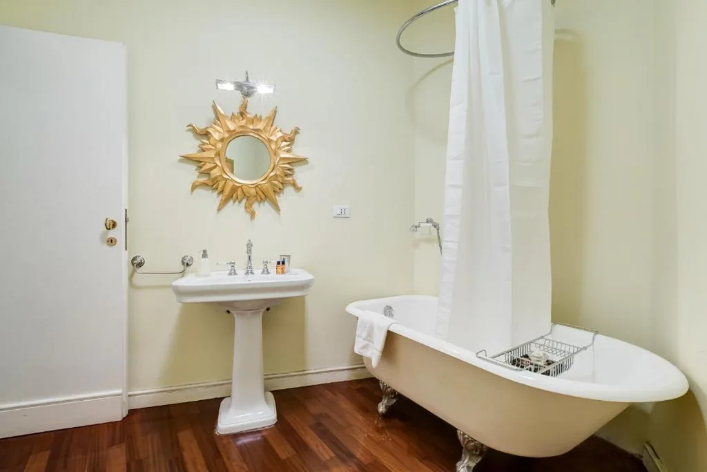 Camera Matrimoniale/Doppia con Letti Singoli con Bagno Privato Esterno — Luxury House Belle Arti Rome City Center