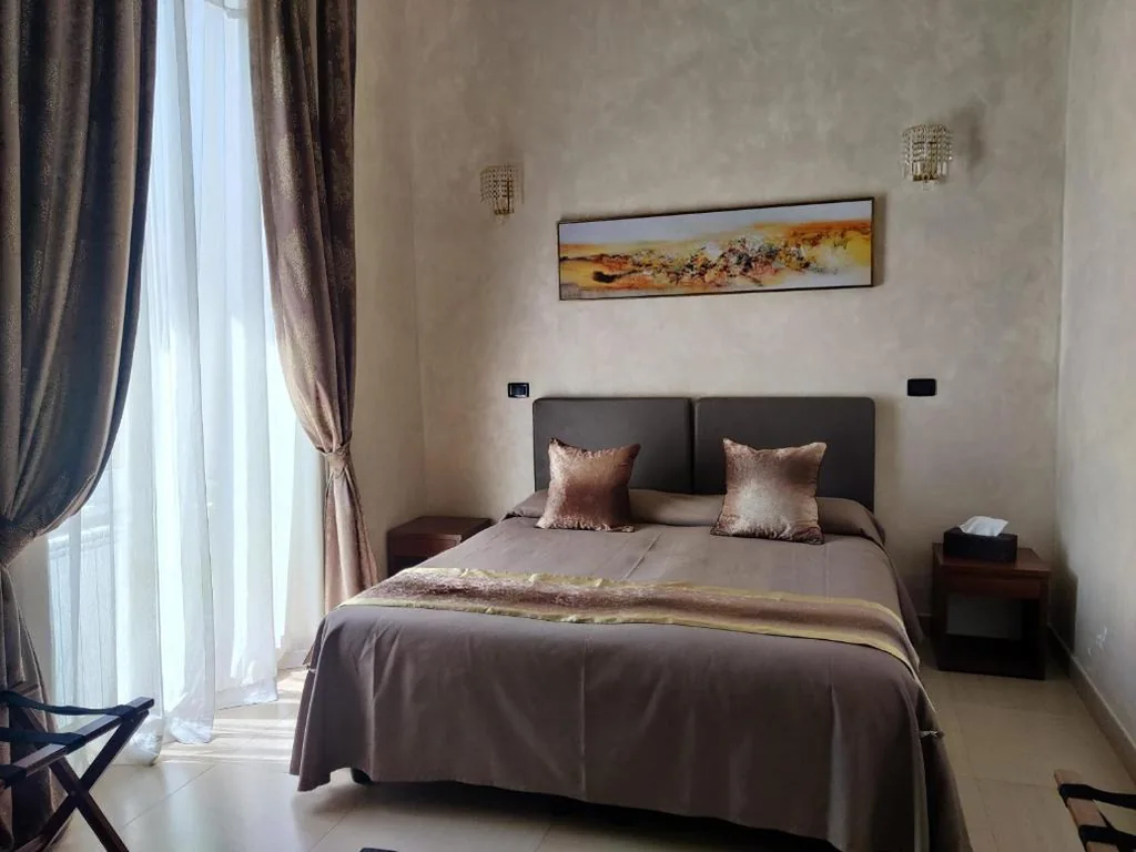 Camera Matrimoniale/Doppia con Letti Singoli con Bagno Privato — New Joyful Guest House