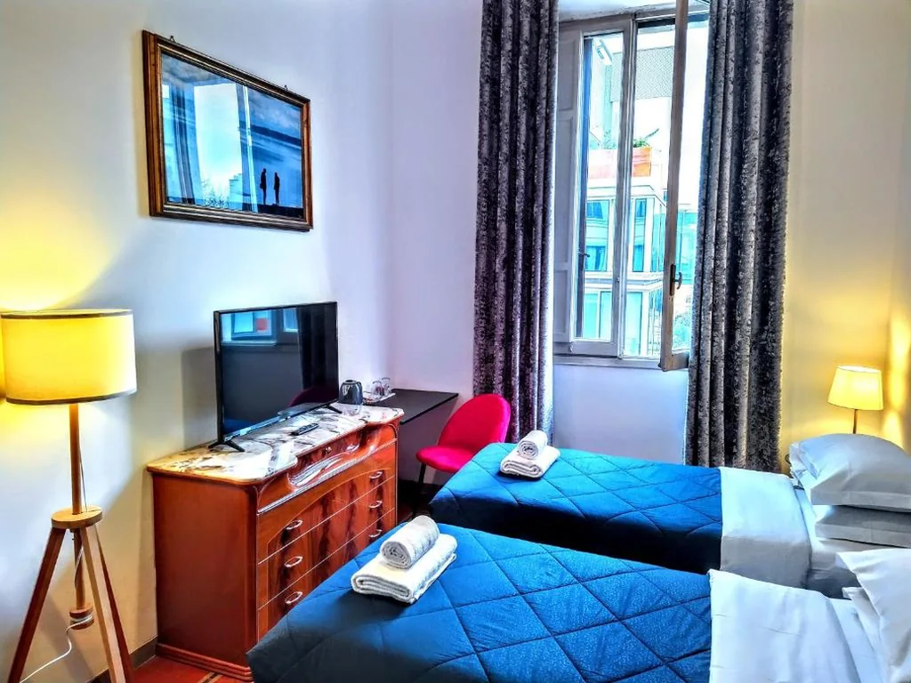 Camera Matrimoniale/Doppia con Letti Singoli con Bagno Privato Esterno — NIK Rooms