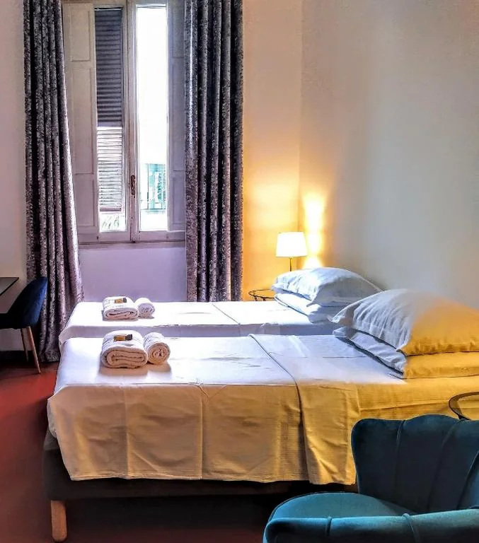 Camera Matrimoniale/Doppia con Letti Singoli con Bagno Privato Esterno — NIK Suite