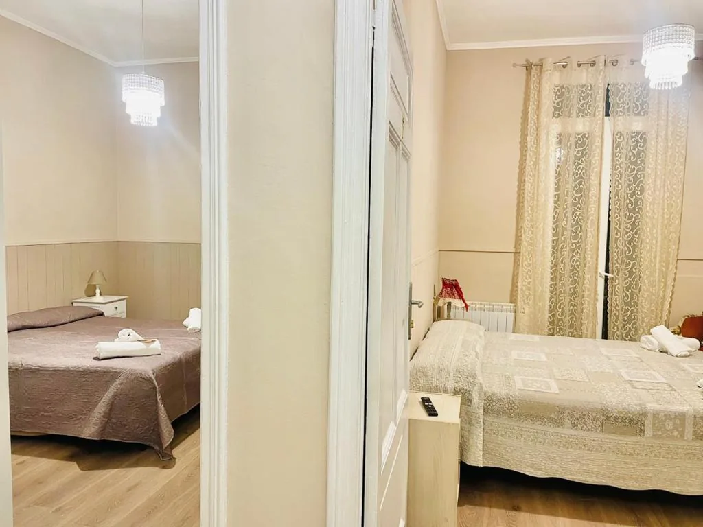 Camera Matrimoniale/Doppia con Letti Singoli con Bagno in Comune — Nonna’s Affittacamere
