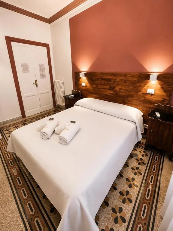 Camera Matrimoniale/Doppia con Letti Singoli con Bagno in Comune — Novaroma by Local Domus