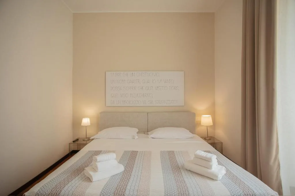 Double/Twin Room with Single Beds with Private Bathroom — OperaDreams2