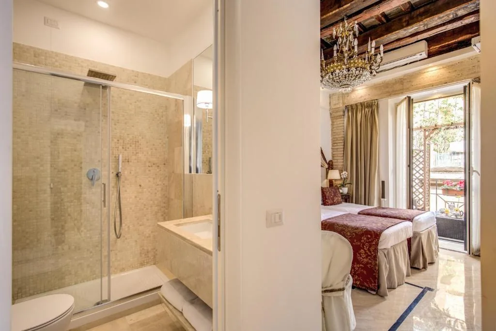 Camera Matrimoniale/Doppia con Letti Singoli con Balcone — Pantheonview – Luxury Suites