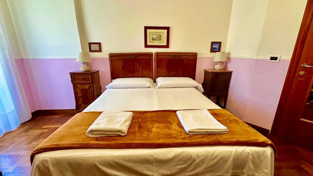 Double/Twin Room with Private Bathroom — Pardis Guest house