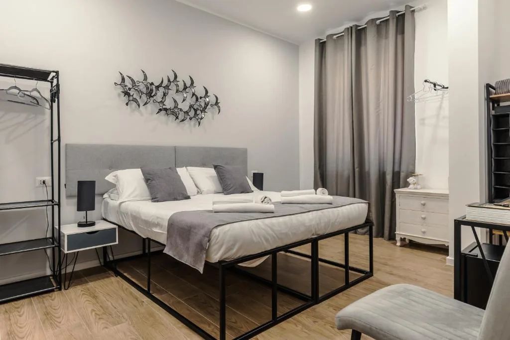 Double/Twin Room with Single Beds and Private Bathroom — Prati Sweet Home