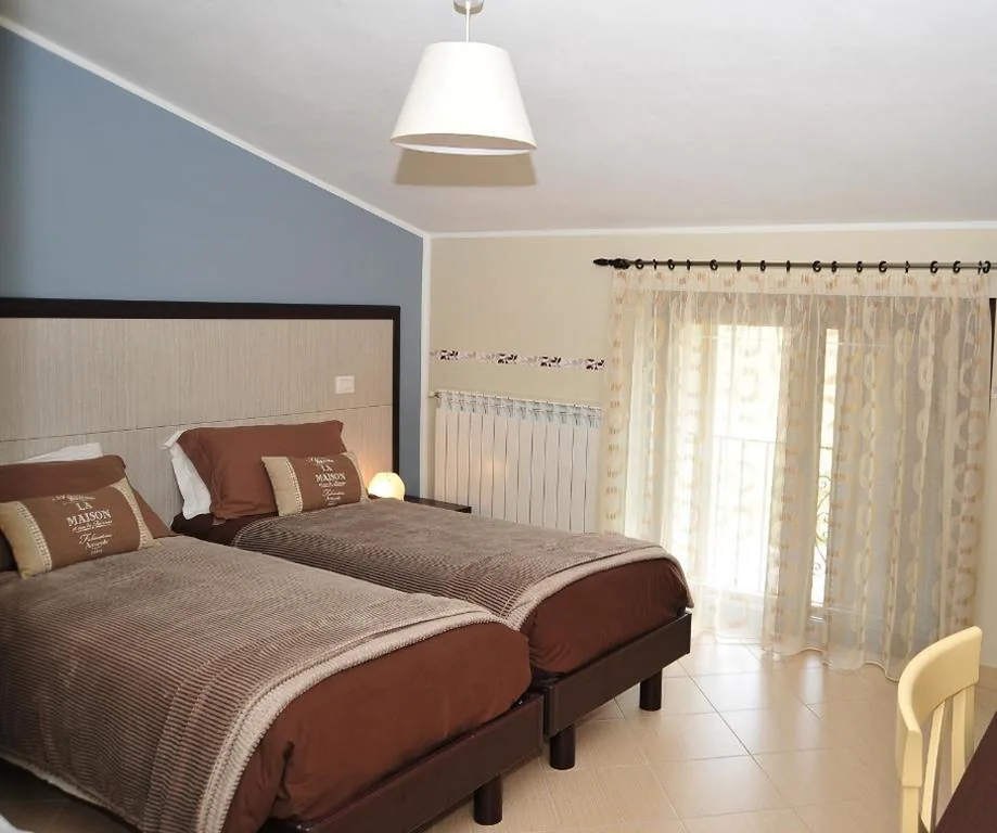 Double/Twin Room with Bathroom — Relais Black Horse