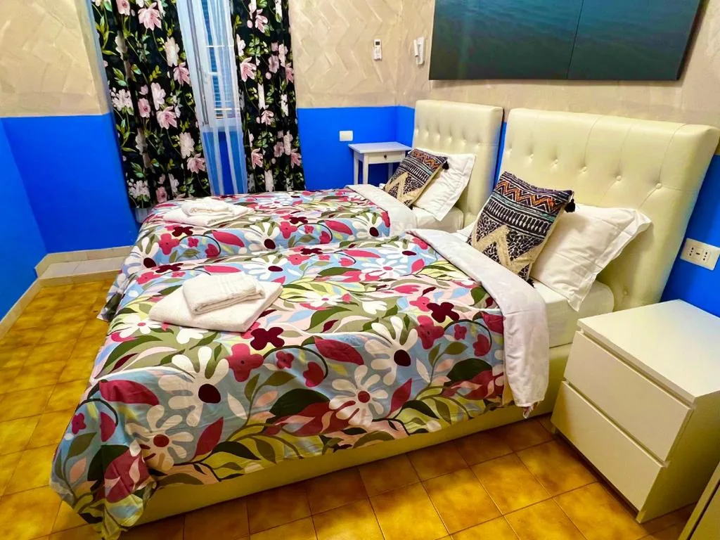Camera Matrimoniale/Doppia con Letti Singoli con Bagno Privato Esterno — Relaxon Guest House