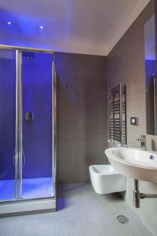 Camera Matrimoniale/Doppia con Letti Singoli con Bagno Privato — Residenza Dorò- 24×7 Check-in