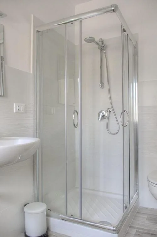 Camera Matrimoniale/Doppia con Letti Singoli con Bagno Privato — Rione San Carlo