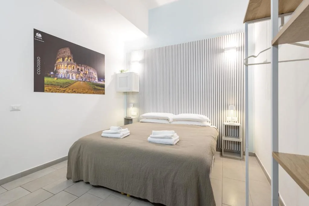 Double/Twin Room with Shared Bathroom — Rome Capital Apartments