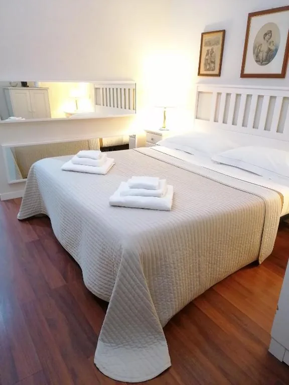 Double/Twin Room with Single Beds and Private Bathroom — Romebest