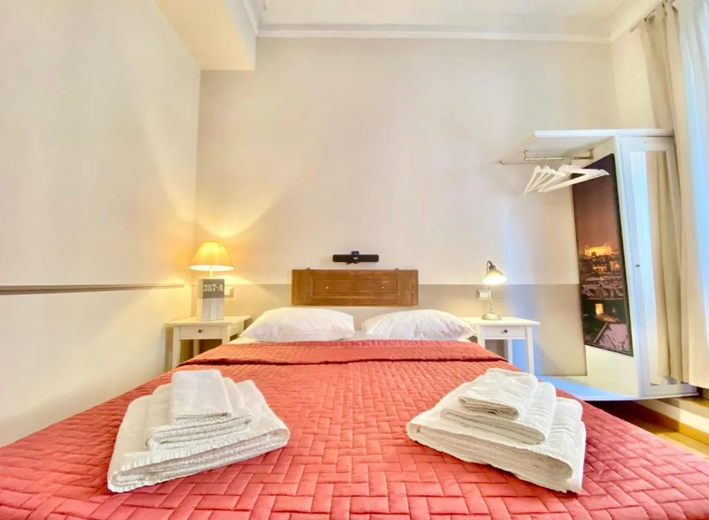 Camera Matrimoniale/Doppia con Letti Singoli con Bagno Privato — Roome B&B