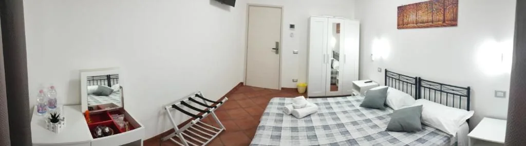 Double/Twin Room with Shared Bathroom — Royal House Fiumicino