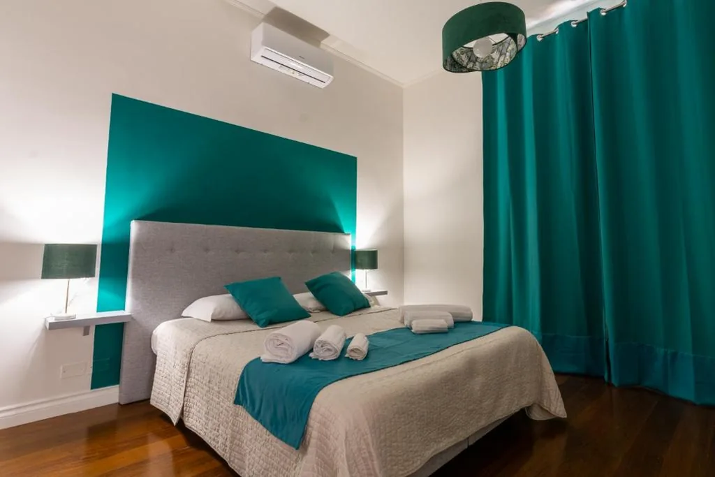 Camera Matrimoniale/Doppia con Letti Singoli con Bagno Privato — Shine House