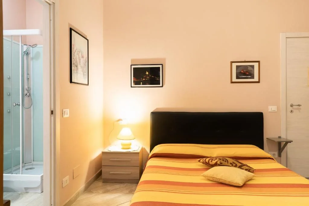 Camera Matrimoniale/Doppia con Letti Singoli con Bagno Privato — tra il borgo e il mare