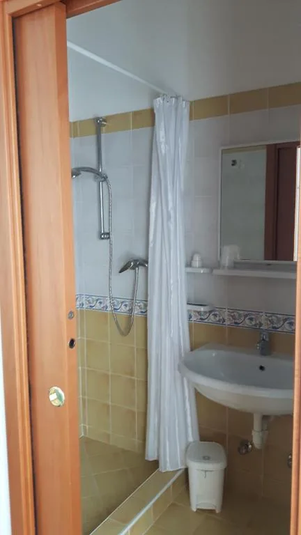Camera Matrimoniale/Doppia con Letti Singoli con Bagno — Trattoria Bar Pace