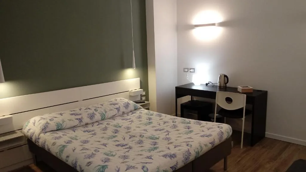 Camera Matrimoniale/Doppia con Letti Singoli con Bagno Privato — Travel House