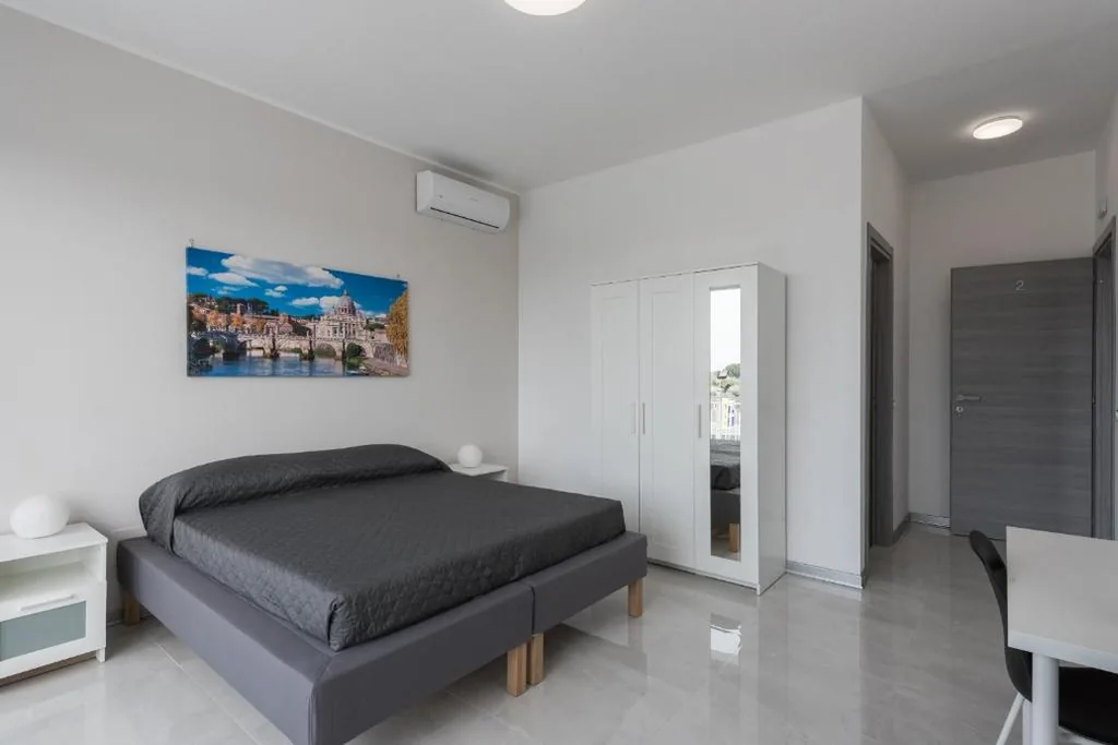 Double/Twin Room with Private Bathroom — Travelershome Ciampino Airport GuestHouse 600m to Airport ottimo per chi viaggia in auto