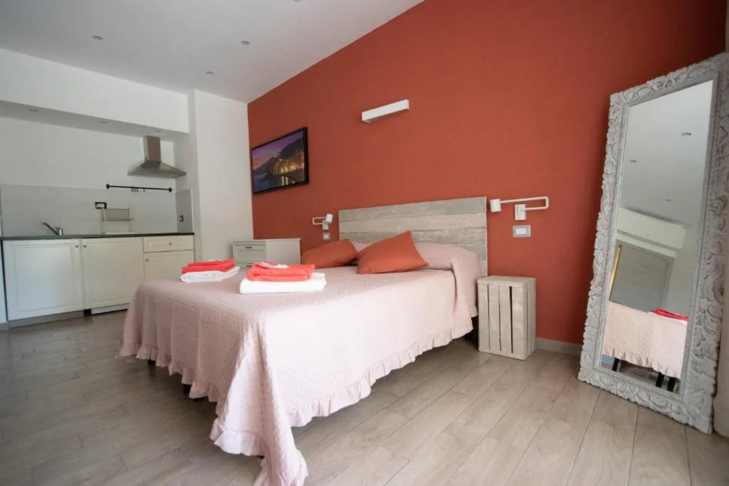 Camera Matrimoniale/Doppia con Letti Singoli con Bagno Privato — un posto al sole