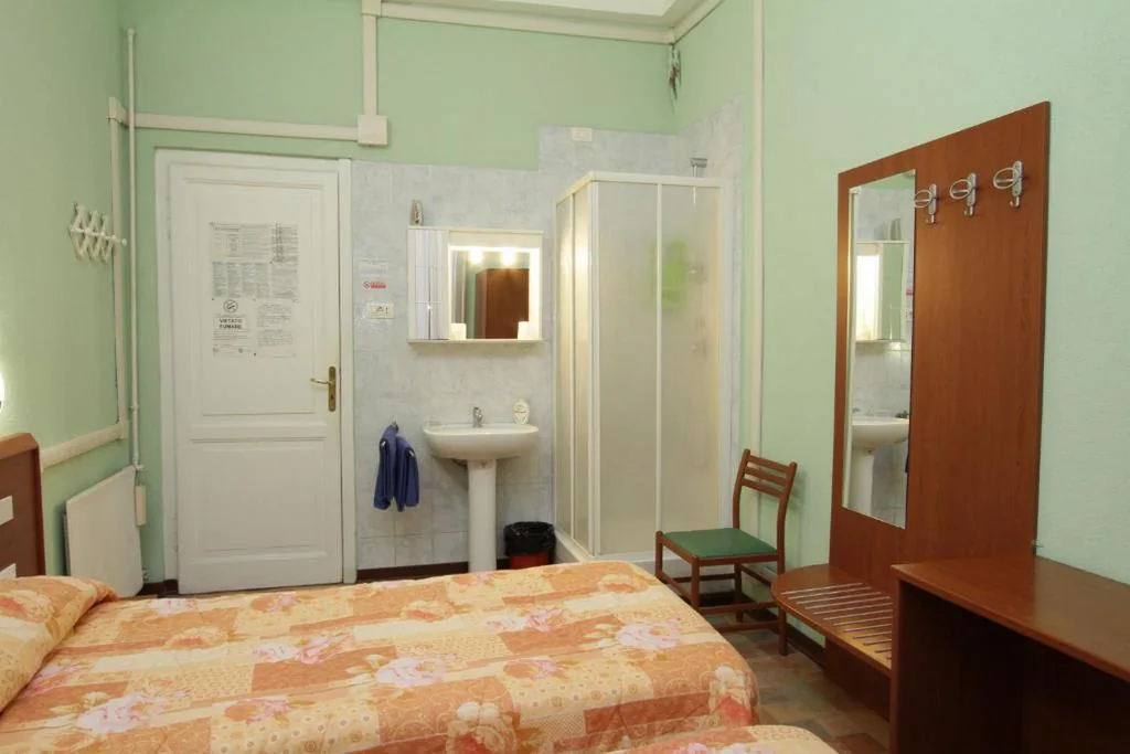Camera Matrimoniale/Doppia con Letti Singoli con Doccia — Hotel Barone