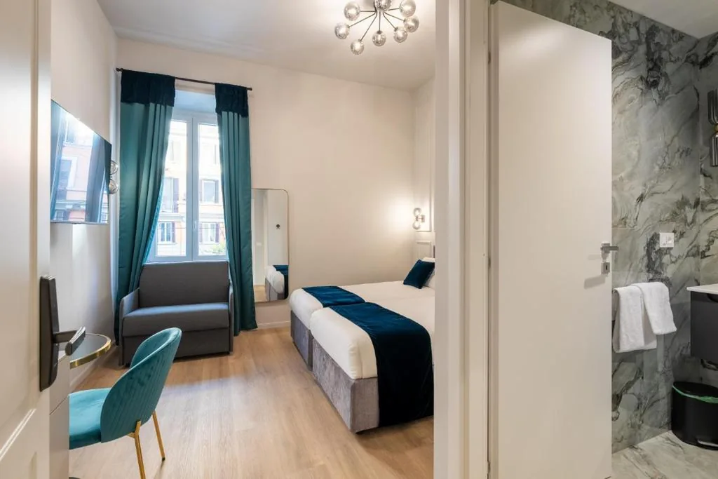 Camera Matrimoniale/Doppia con Letti Singoli con Letto Supplementare — Aethel Guesthouse