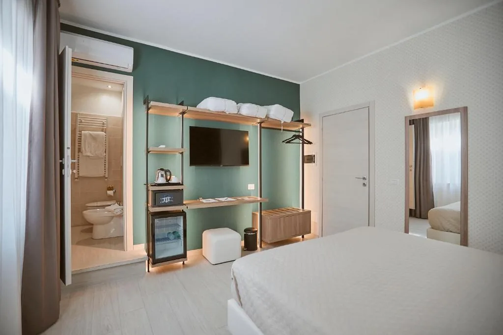 Camera Matrimoniale/Doppia con Letti Singoli con Letto Supplementare — Castrichella Smart Boutique Hotel Rome Airport