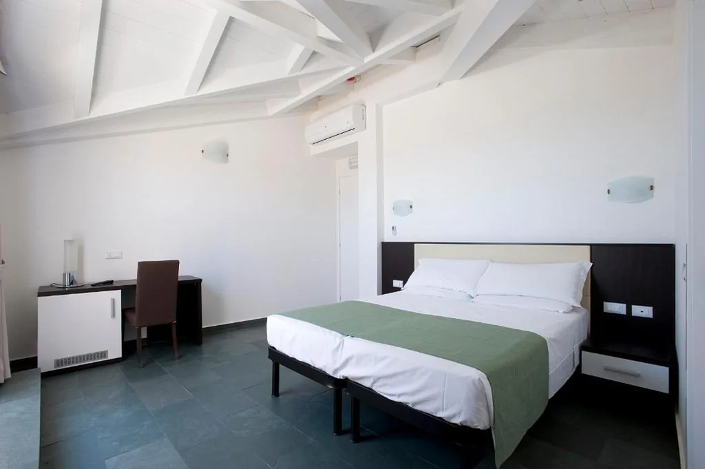 Camera Matrimoniale/Doppia con Letti Singoli con Letto Supplementare — Dipendenza Hotel Bellavista