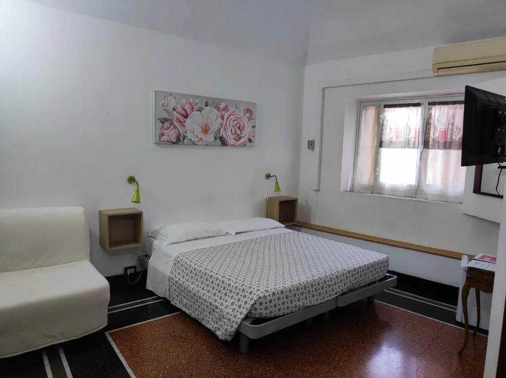 Camera Matrimoniale/Doppia con Letti Singoli con Letto Supplementare — Hotel Caffaro