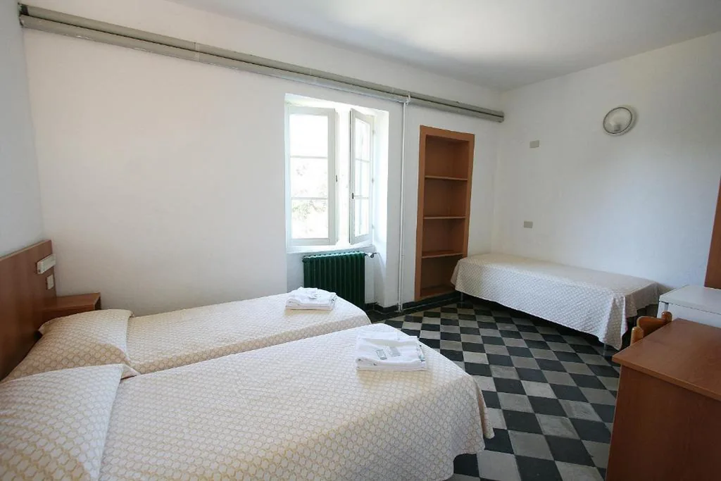 Camera Matrimoniale/Doppia con Letti Singoli con Letto Supplementare — Santuario NS Soviore Cinque Terre