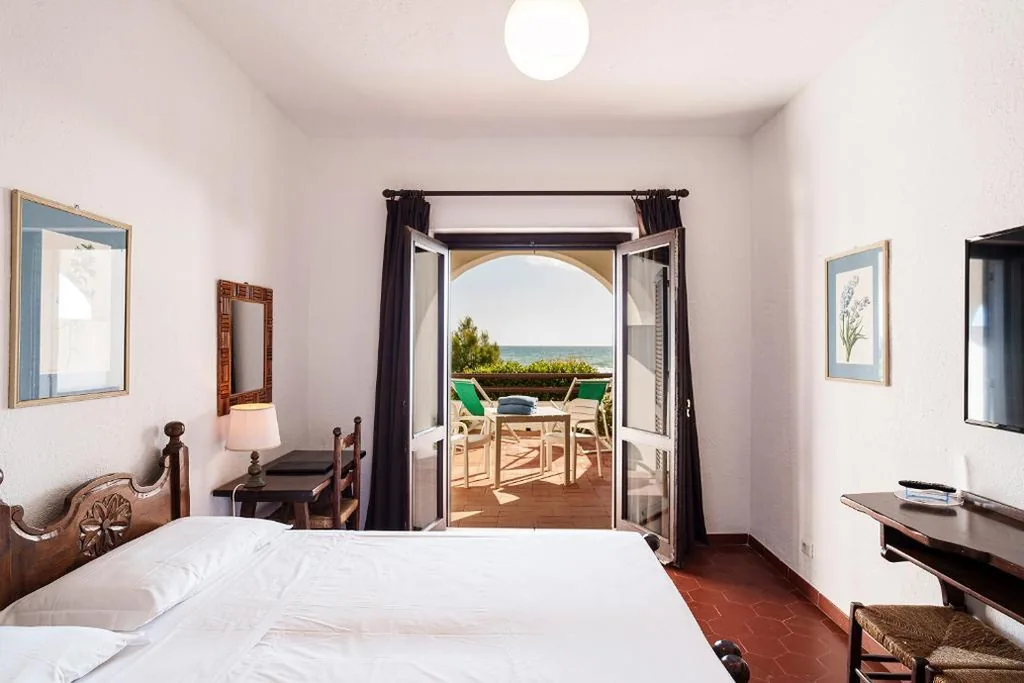 Double/Twin Room with Patio and Sea View — Hotel Le Dune