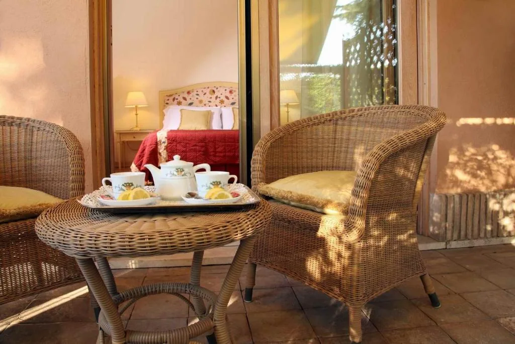 Camera Matrimoniale/Doppia con Letti Singoli con Patio Privato — Hotel Piccolo Borgo
