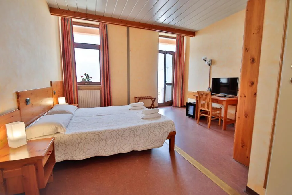 Double Room with Single Beds and Terrace — Pràcatinat Hotel & Restaurant