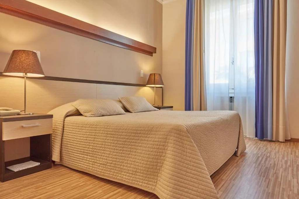 Camera Matrimoniale/Doppia con Letti Singoli con Vista Mare Parziale — Albergo Celeste