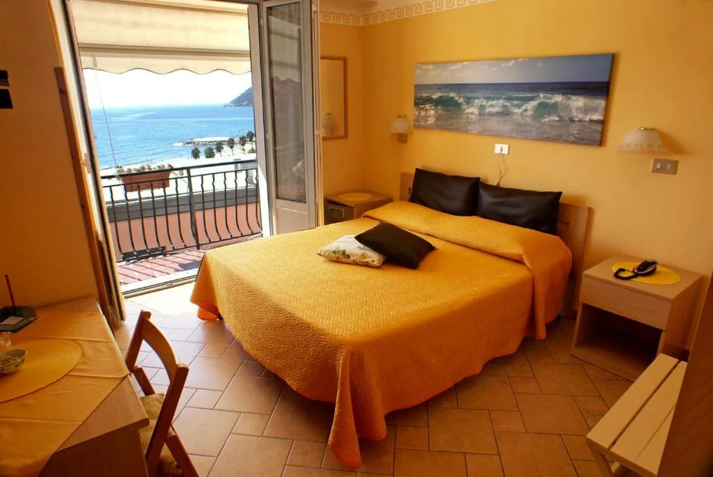 Camera Matrimoniale/Doppia con Letti Singoli con Vista Mare — Albergo La Pineta