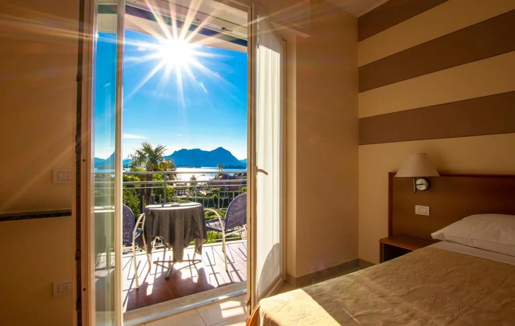 Double Room/Twin Room with Lake View — Hotel Alpi