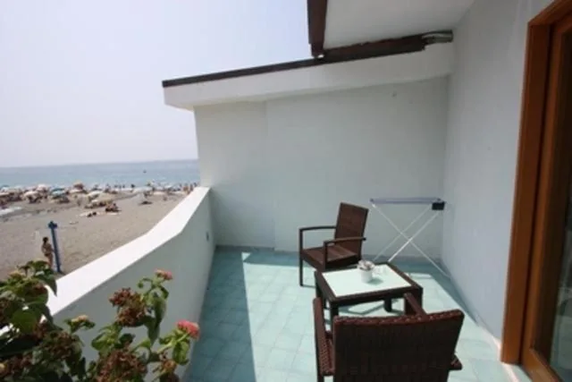 Camera Matrimoniale/Doppia con Letti Singoli con Vista Mare — Hotel Bagni Arcobaleno