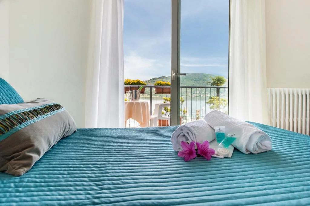 Camera Matrimoniale/Doppia con Letti Singoli con Vista Lago. — Hotel Carillon
