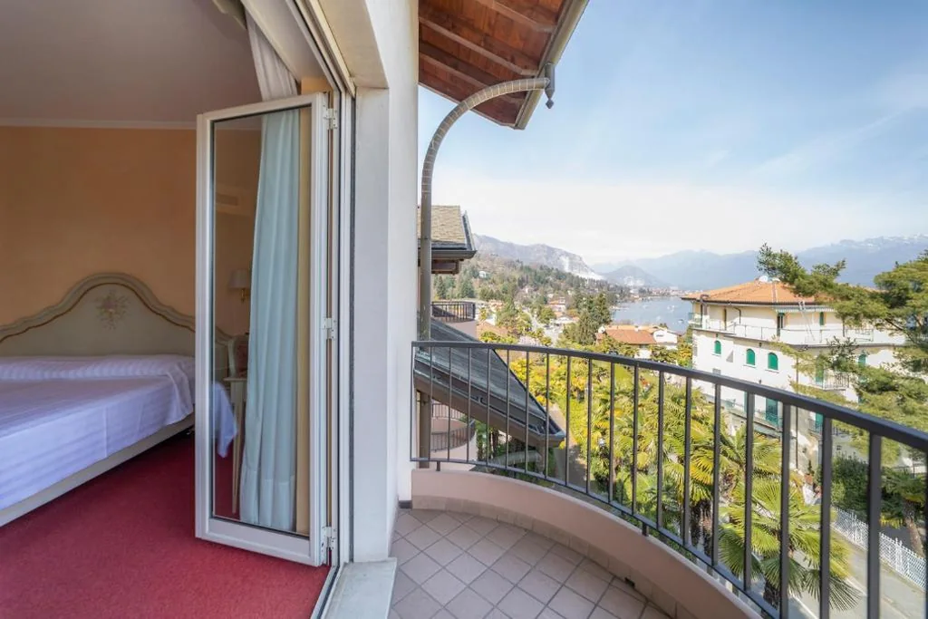 Camera Matrimoniale/Doppia con Letti Singoli con Vista Lago. — Hotel Della Torre