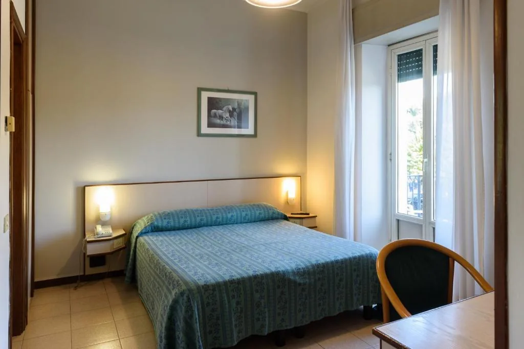 Camera Matrimoniale/Doppia con Letti Singoli con Vista Lago. — Hotel Italie et Suisse