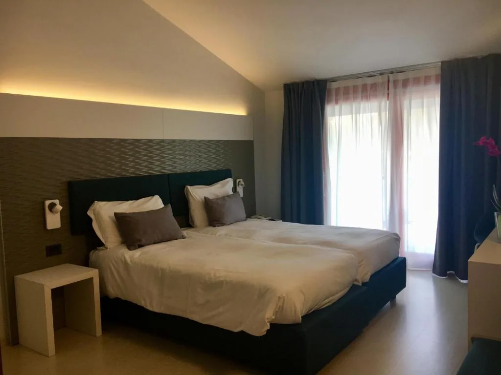 Camera Matrimoniale/Doppia con Letti Singoli con Vista Montagna — Hotel L’Approdo