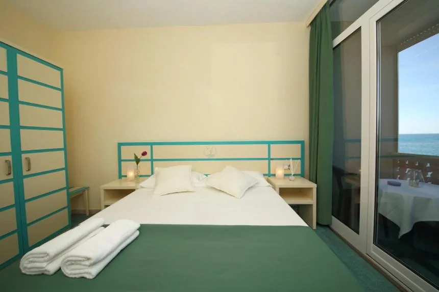 Camera Matrimoniale/Doppia con Letti Singoli con Vista Mare — Hotel La Scogliera