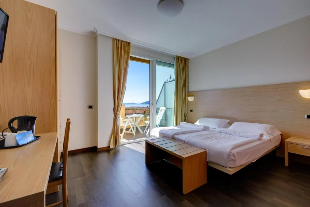 Camera Matrimoniale/Doppia con Letti Singoli con Vista Lago. — Hotel Residence Zust
