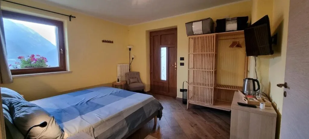 Camera Matrimoniale/Doppia con Letti Singoli con Vista Montagna — Lo Noyer et les Roses